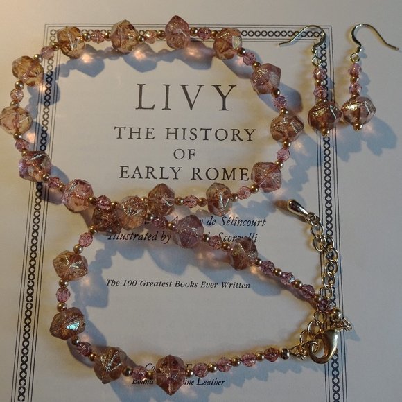 Artisanal necklace/earring set in faceted rose beads with gold accents - Picture 6 of 6